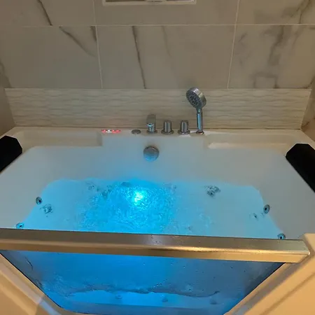 Sereni House Jacuzzi Ferienhaus